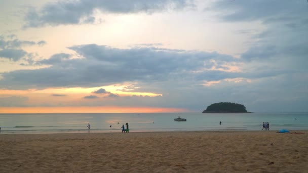 佛法护身符如夕阳西下时 海滩前的雨滴 — 图库视频影像