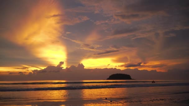 Luce Attraverso Nuvola Nel Mare Tramonto Sopra Mare Alla Spiaggia — Video Stock