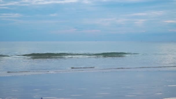 Olas Suaves Puesta Sol Azul Playa Karon Phuket Tailandia — Vídeo de stock