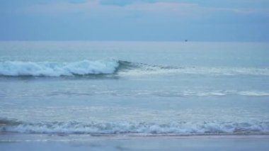 Dalgalar mavi günbatımında Karon sahilinde Phuket Tayland 'da