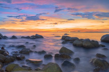 Lam Sai 'deki büyük kayaların üzerinde gün batımı. Lam Sai, Kata Sahili ile Karon Sahili arasında, Pu Adası yakınlarında.