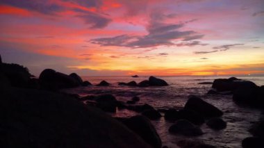 Lam Sai 'deki büyük kayaların üzerinde gün batımı. Lam Sai, Kata Sahili ile Karon Sahili arasında, Pu Adası yakınlarında.