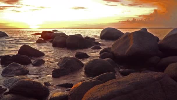 Ηλιοβασίλεμα Πάνω Από Τους Μεγάλους Βράχους Στο Lam Sai Lam — Αρχείο Βίντεο