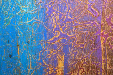 Keskin ahşap oyma araçları kullanarak bir resmi açın ve tahtaya mürekkeple yazdırın,