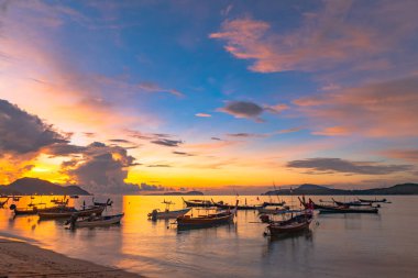 Rawai sahilinde, Phuket, Tayland 'da balıkçı teknelerinin üzerinde güzel bir gün doğumu.