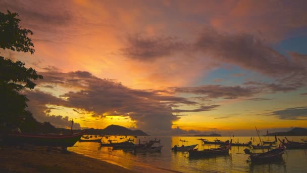 Piękny Wschód Słońca Nad Łodziami Rybackimi Plaży Rawai Phuket Tajlandia — Wideo stockowe