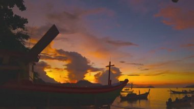 Rawai sahilinde, Phuket, Tayland 'da balıkçı teknelerinin üzerinde güzel bir gün doğumu..