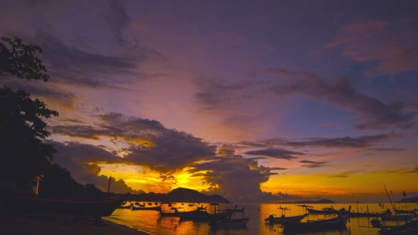 Schöner Sonnenaufgang Über Fischerbooten Strand Von Rawai Phuket Thailand — Stockvideo