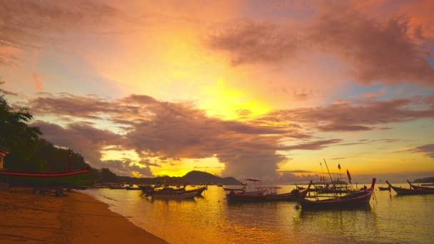 Прекрасний Схід Сонця Над Рибальськими Човнами Пляжі Равай Пхукет Таїланд — стокове відео
