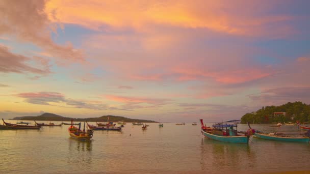 Mooie Wolk Bij Zonsopgang Rawai Strand Phuket Thailand — Stockvideo