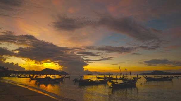 Prachtige Zonsopgang Boven Vissersboten Rawai Strand Phuket Thailand — Stockvideo