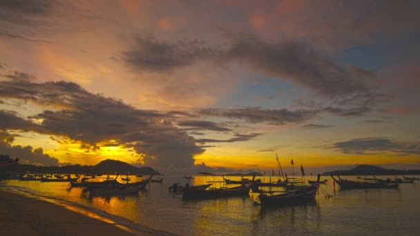 Schöner Sonnenaufgang Über Fischerbooten Strand Von Rawai Phuket Thailand — Stockvideo