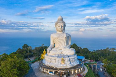 Mavi gökyüzü ve mavi okyanus Phuket 'in arkasında Büyük Buda heykeli.