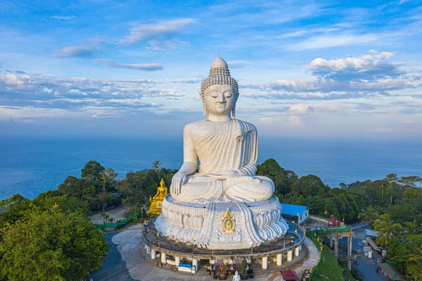 Mavi gökyüzü ve mavi okyanus Phuket 'in arkasında Büyük Buda heykeli.