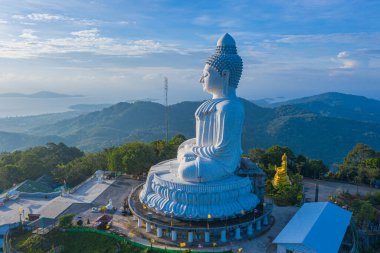 Mavi gökyüzü ve mavi okyanus Phuket 'in arkasında Büyük Buda heykeli.