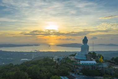 Phuket Büyük Buda 'da hava fotoğrafçılığı. Phuket Büyük Buda en büyük adalardan biridir.