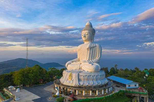 Vista Aérea Céu Azul Oceano Azul Estão Parte Trás Estátua — Fotografia de Stock