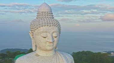 Gökyüzü ve mavi okyanus Phuket 'in arkasında. Büyük Buda heykeli. Beyaz Phuket Büyük Buda, Phuket Adası' nın simgelerinden biridir..