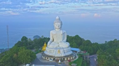 Gökyüzü ve mavi okyanus Phuket 'in arkasında. Büyük Buda heykeli. Beyaz Phuket Büyük Buda, Phuket Adası' nın simgelerinden biridir..