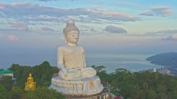 青い空と青い海がプーケット大仏の後ろにあります 白いプーケットの大きな仏像はプーケット島のランドマークの1つです — ストック動画