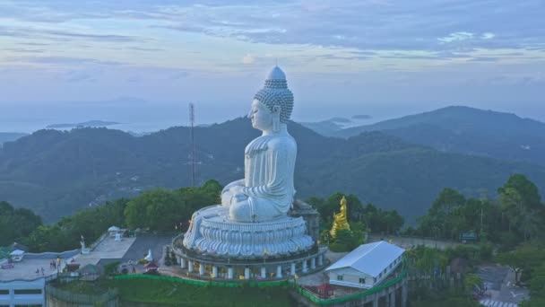 青い空と青い海がプーケット大仏の後ろにあります 白いプーケットの大きな仏像はプーケット島のランドマークの1つです — ストック動画