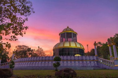 Harbiyeli Akademisi Nakornnayok Tayland 'ın yanındaki Wat Kho Kog' da güzel bir pagoda manzarası.