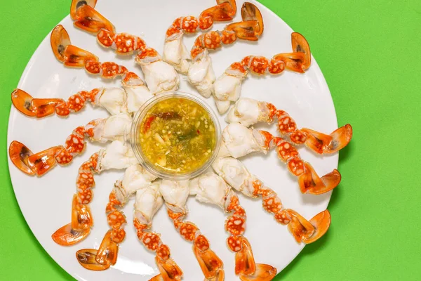 Kepiting Kukus Segar Memilih Cakar Kepiting Atas Piring Dengan Saus — Stok Foto