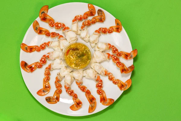 Kepiting Kukus Segar Memilih Cakar Kepiting Atas Piring Dengan Saus — Stok Foto