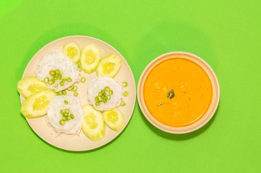 Körili pirinç eriştesi.