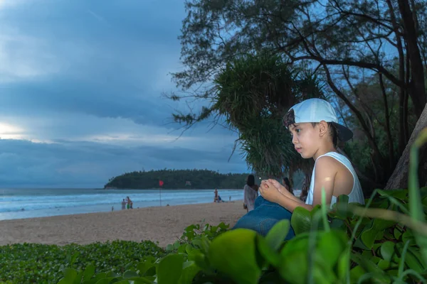 Seorang Anak Laki Laki Berbaring Pohon Pinus Pantai Kata Phuket — Stok Foto