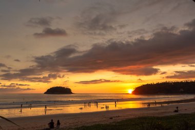 Pu adası Kata plajı üzerindeki Phuket Tayland 'da günbatımında baş döndürücü bir bulut