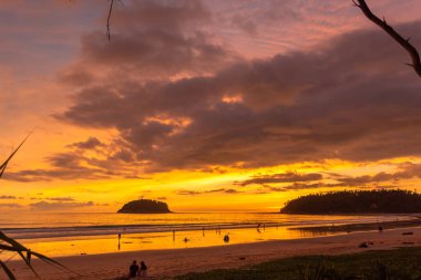 Pu adası Kata plajı üzerindeki Phuket Tayland 'da günbatımında baş döndürücü bir bulut