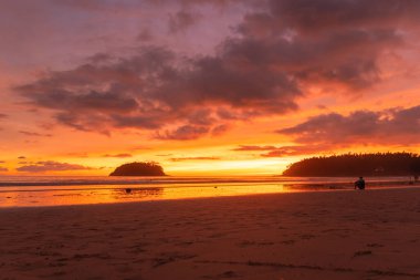 Pu adası Kata plajı üzerindeki Phuket Tayland 'da günbatımında baş döndürücü bir bulut