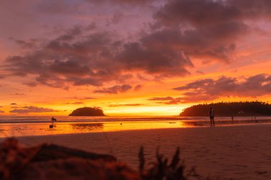 Pu adası Kata plajı üzerindeki Phuket Tayland 'da günbatımında baş döndürücü bir bulut