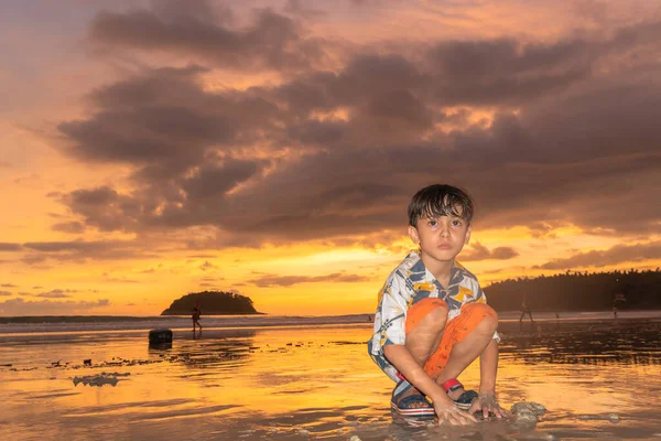 Seorang Anak Laki Laki Lucu Bermain Pasir Pantai Kata Saat — Stok Foto