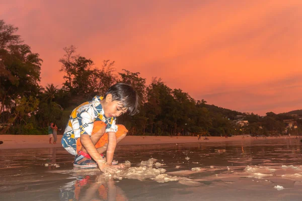 Seorang Anak Laki Laki Lucu Bermain Pasir Pantai Kata Phuket — Stok Foto