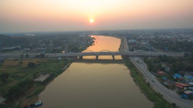 Nakornsawan 'ın Chao Phraya nehri üzerindeki Dechatiwong köprüsü üzerindeki hava manzaralı gün batımı Tayland