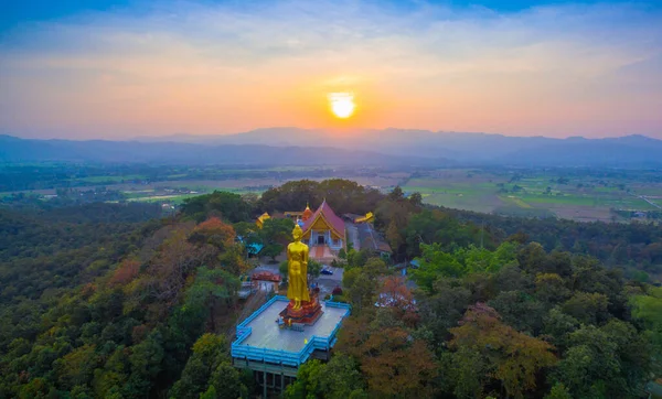 Flygfoto Den Gyllene Stora Buddha Stående Staty Bergstoppen Solnedgången Tid — Stockfoto