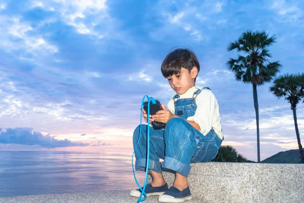Promthep Cape Bakış Açısında Cep Telefonuyla Oynayan Bir Çocuk — Stok fotoğraf
