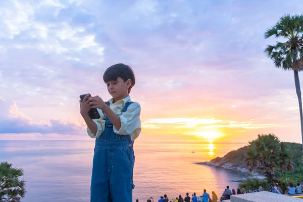 Seorang Anak Bermain Ponsel Promthep Cape Viewpoint — Stok Foto