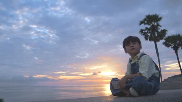Χαριτωμένο Αγόρι Smartphone Promthep Ακρωτήριο Άποψη Προώθηση Ακρωτήριο Είναι Πιο — Αρχείο Βίντεο