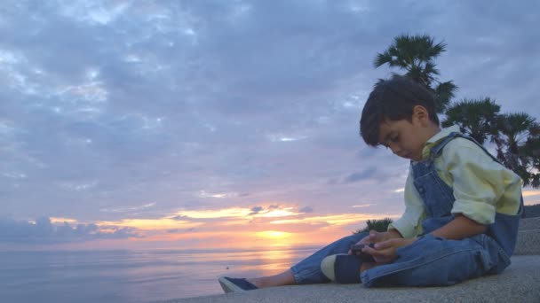Netter Junge Mit Smartphone Promthep Aussichtspunkt Das Kap Promthep Ist — Stockvideo
