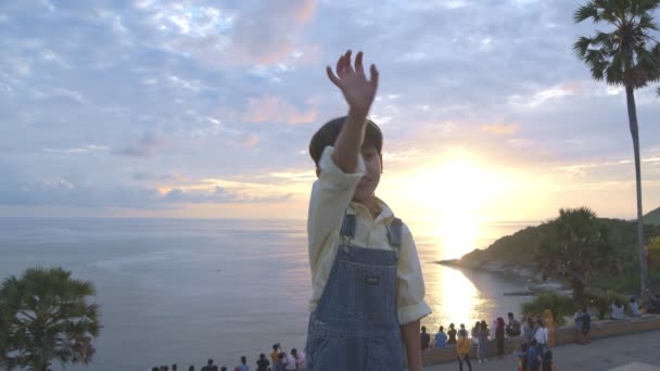 Chico Posando Mirador Promthep Promthep Cape Mirador Más Popular Isla — Vídeo de stock