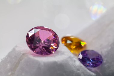 Beyaz arka planda birkaç pırlanta parıldayan saf beyaz elmas.