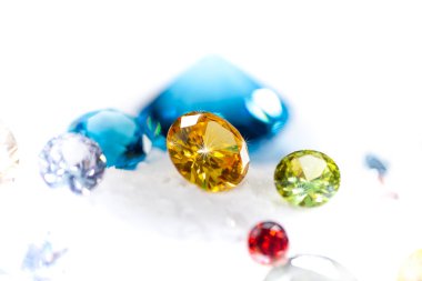 Beyaz arka planda birkaç pırlanta parıldayan saf beyaz elmas.