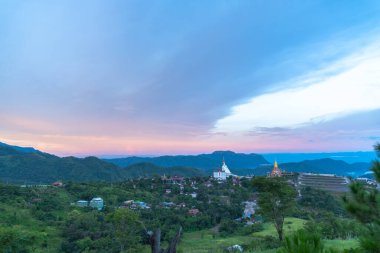 Wat Phachonkeaw Khao Kho Phetchabun 'un üstündeki gün doğumu Tayland' ın Khao Kho tepesindeki güzel ve ünlü Buda heykelleri..