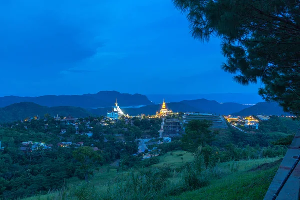 Hermoso Wat Phachonkeaw Crepúsculo Estatuas Buddha Sentadas Colina Khao Kho — Foto de Stock