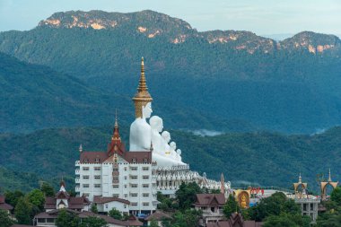 Khao Kho tepesinde oturan 5 Buda heykeli Tayland 'ın güzel simgesi ve ünlü Phachonkeaw Khao Kho Phetchabun eyaleti Tayland' da.