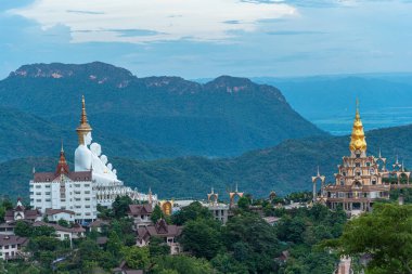 Khao Kho tepesinde oturan 5 Buda heykeli Tayland 'ın güzel simgesi ve ünlü Phachonkeaw Khao Kho Phetchabun eyaleti Tayland' da.