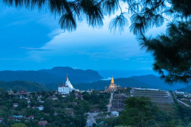 Khao Kho tepesinde oturan 5 Buda heykeli Tayland 'ın güzel simgesi ve ünlü Phachonkeaw Khao Kho Phetchabun eyaleti Tayland' da.